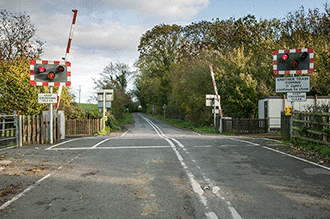 تصویر سوال: اگر هنگام نزدیک شدن به گذرگاه راه‌آهن (level crossing) چراغ‌های قرمز شروع به چشم…